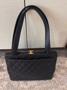 Authentic CHANEL kiss lock black caviar leather shoulder bag 24k hardware